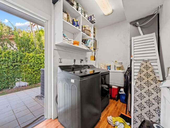 Building Photo - 10921 SW 116th Ave