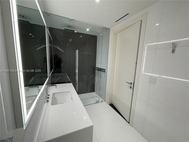 Building Photo - 300 Biscayne Blvd Way