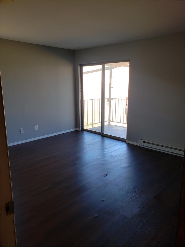 Building Photo - 305 N Robinson Cir