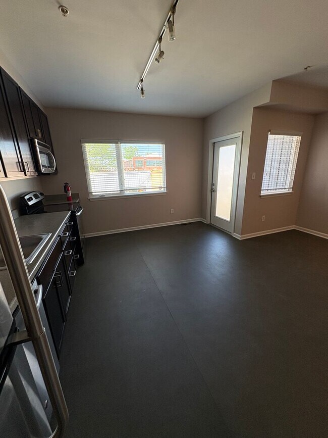 Building Photo - Beautiful 1 bedroom Modern Townhome