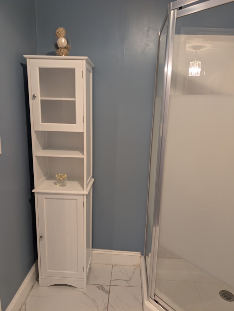 Building Photo - Room in Apartment on Karl Ct