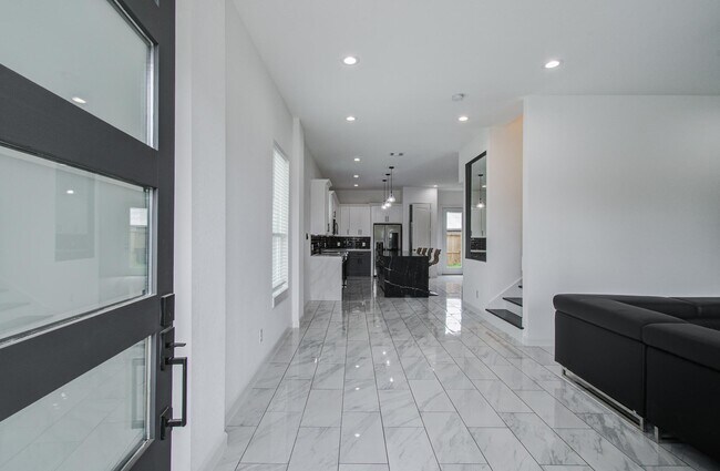 Building Photo - 5905 Crest Ct