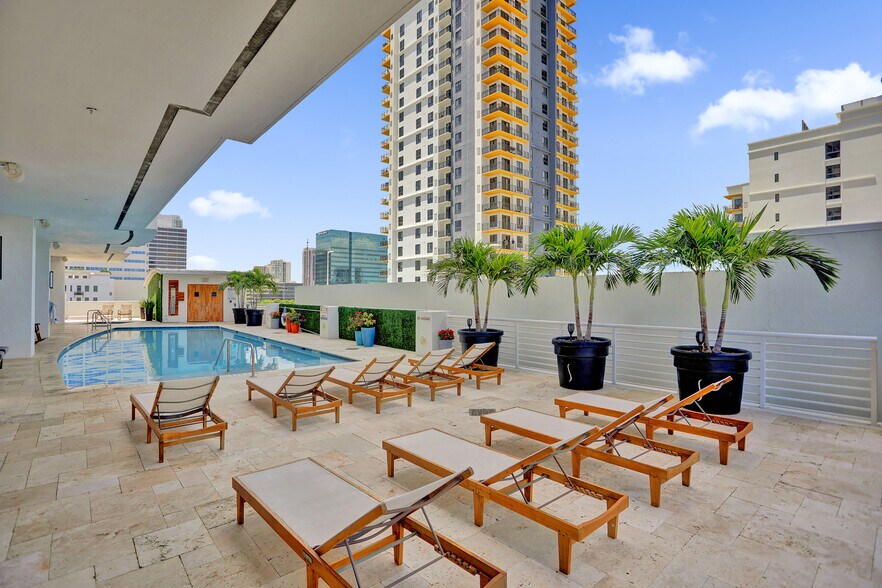 Building Photo - 315 NE 3rd Ave