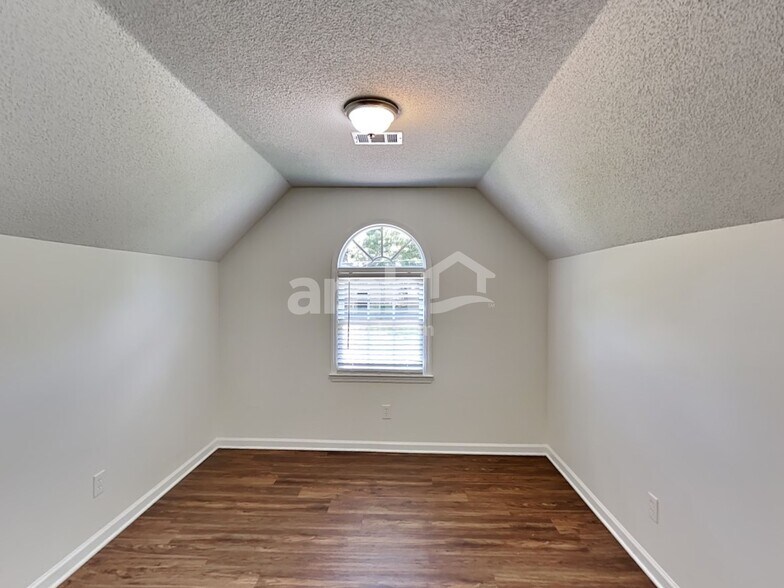 Building Photo - 20 Wisteria Woods