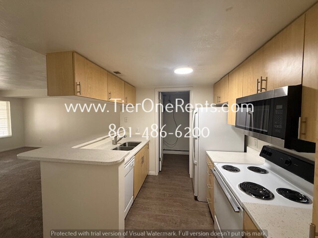 Building Photo - ** Limited Time Offer ** $500 OFF your first month's RENT!