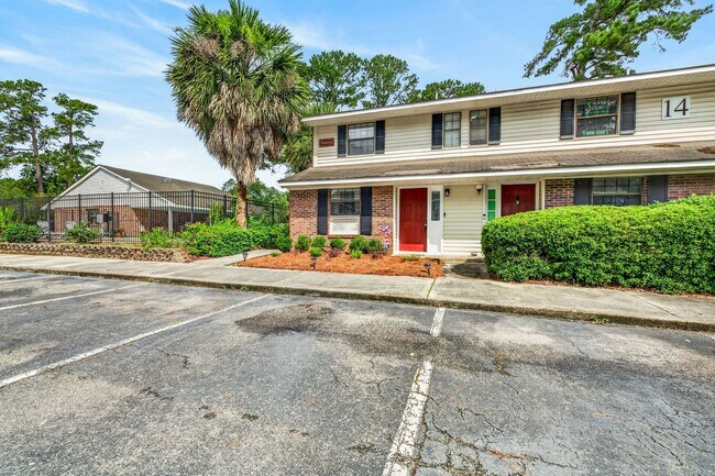 Building Photo - Live Minutes from Downtown Charleston and Local Favorites