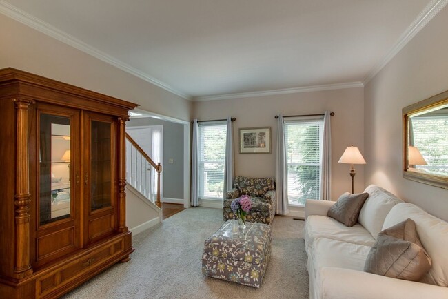 Building Photo - Spacious 4 Bed, 3 Bath Home in Convenientl...