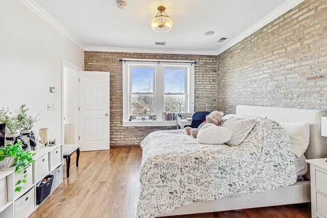 Building Photo - 6150 N Ravenswood Ave