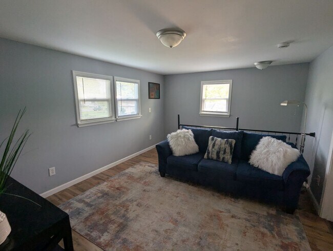 Building Photo - Beautifully renovated 3 bedroom furnished ...