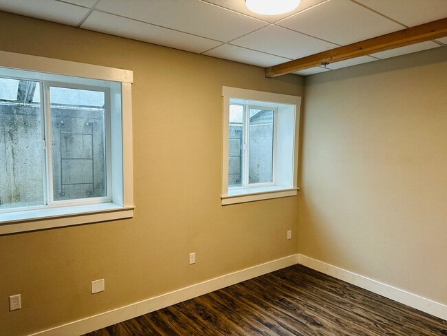 Building Photo - Charming Vintage Farm House