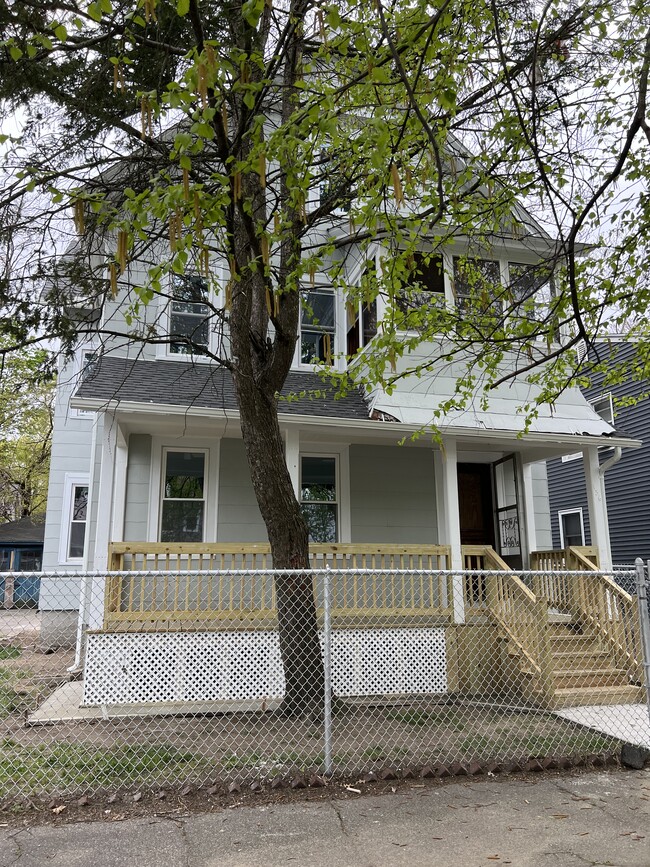 Primary Photo - 136 Bowles St