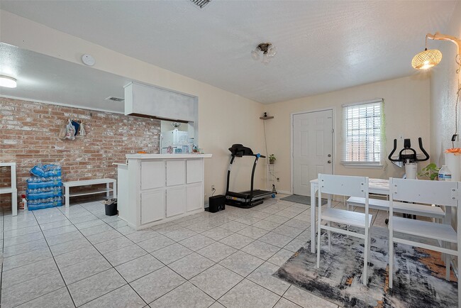 Building Photo - 12223 Sharpview Dr