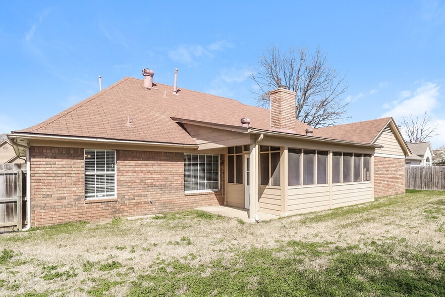 Building Photo - 6665 Millgrove Park Dr