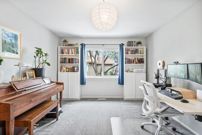 Building Photo - Spacious 3 Bedroom Townhouse-Style Condo N...
