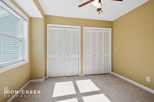 Building Photo - 8 Briar Knoll Ct