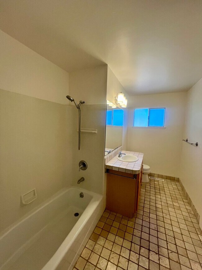 Building Photo - Charming 3 Bedroom 2 Bath home with large ...