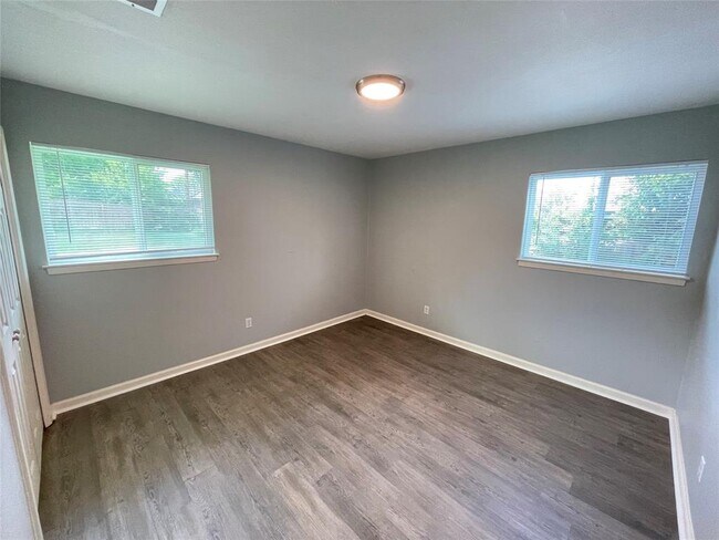 Building Photo - 8436 Jamestown Dr