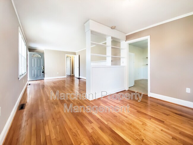 Building Photo - 8 E Circle Ave