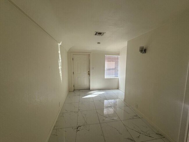 Building Photo - Charming 2 bedroom Casita with AC