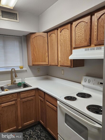 Building Photo - 8030-8000 Ditman St