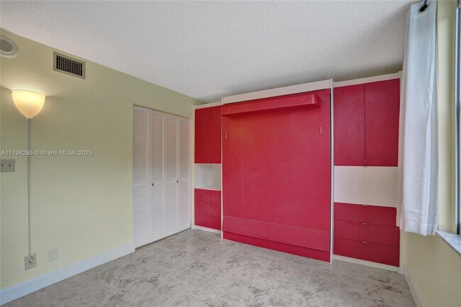 Building Photo - 1800 N Andrews Ave