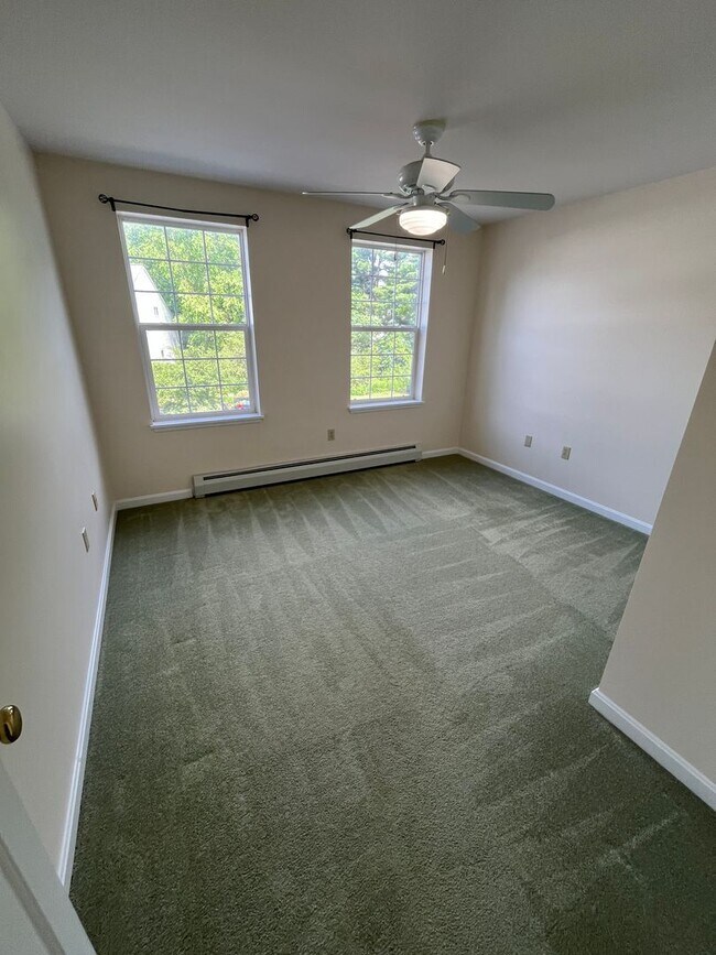 Building Photo - Spacious  South Burlington Townhouse for Rent - Available 7/1