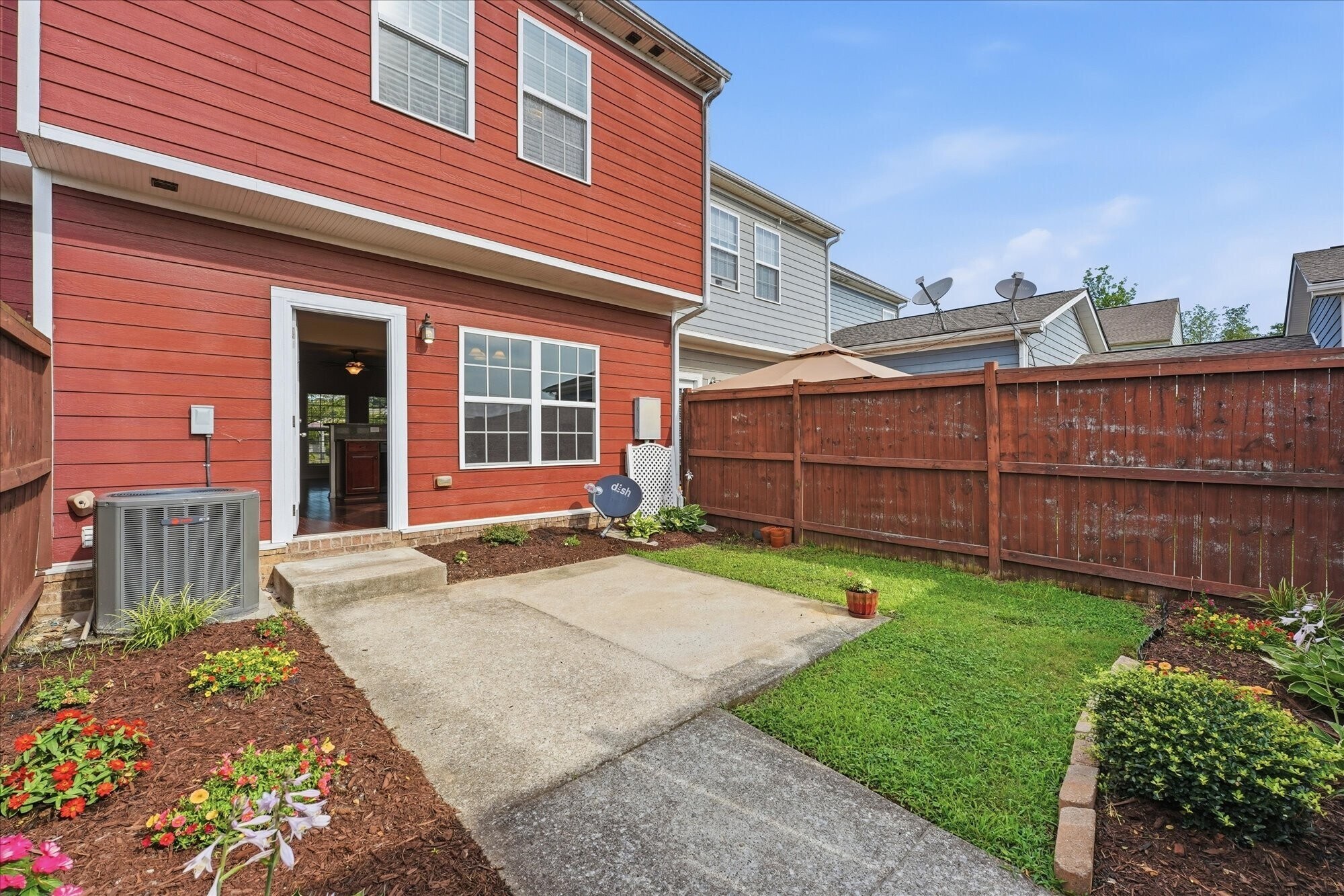 Building Photo - 2050 Hemlock Dr