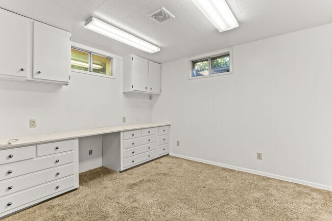 Building Photo - 9877 SE 33rd Ave