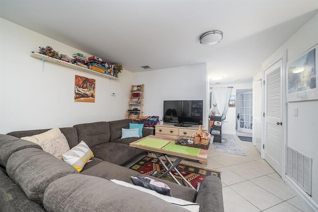 Building Photo - 313 4th St