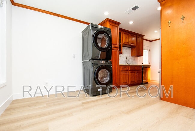 Building Photo - 1099 Bradford Dr