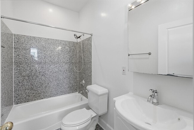 Building Photo - Columbia Heights Penthouse Condo | 1 Bed | 1 Bath | 600 Sf