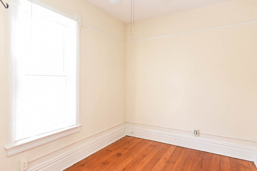 Building Photo - 1721 W Nelson St