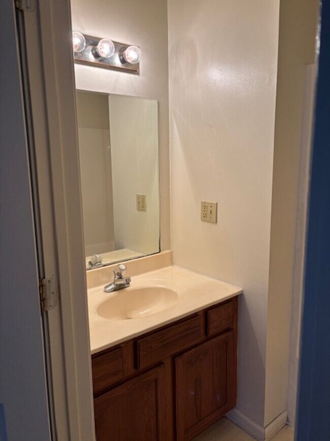 Building Photo - 3 bedroom 2 bath home