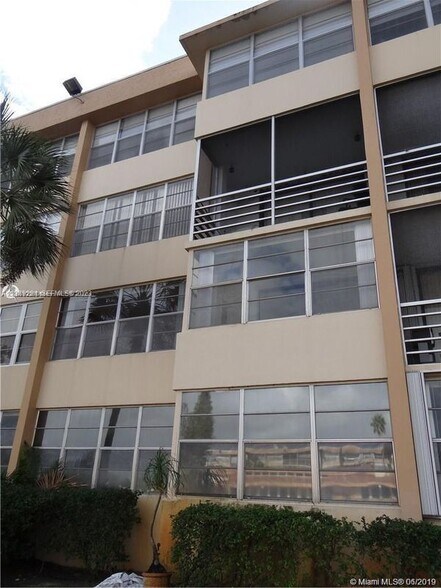 Building Photo - 2741 Taft St