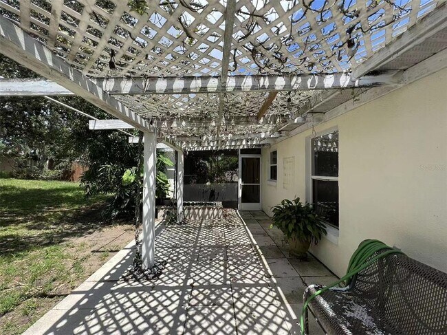Building Photo - 9611 Saragossa St