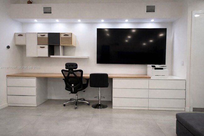 Building Photo - 500 NE 3rd St