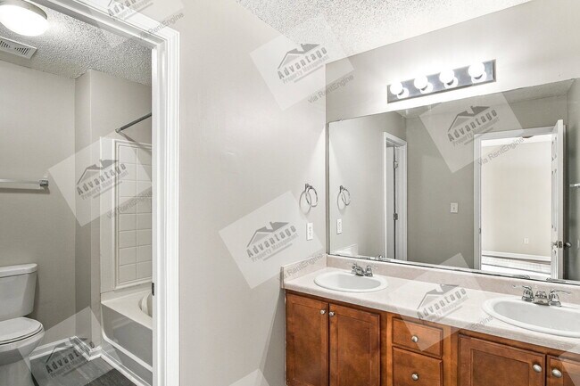 Building Photo - 235 Shenandoah Dr