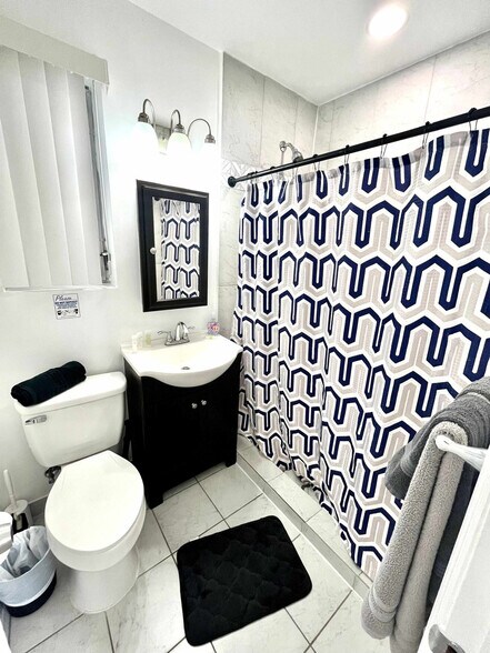 Building Photo - 338 Van Buren St