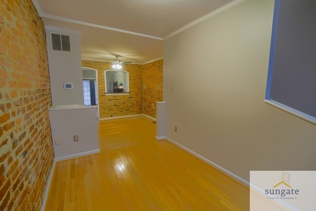 Building Photo - 615 S Glover St