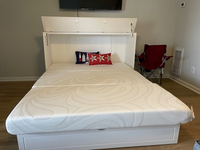 Building Photo - COZY AND FURNISHED OFF-SEAON MONTHLY RENTAL