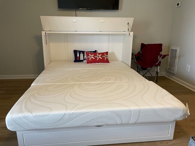 Building Photo - COZY,  FURNISHED OFF-SEAON MONTHLY RENTAL