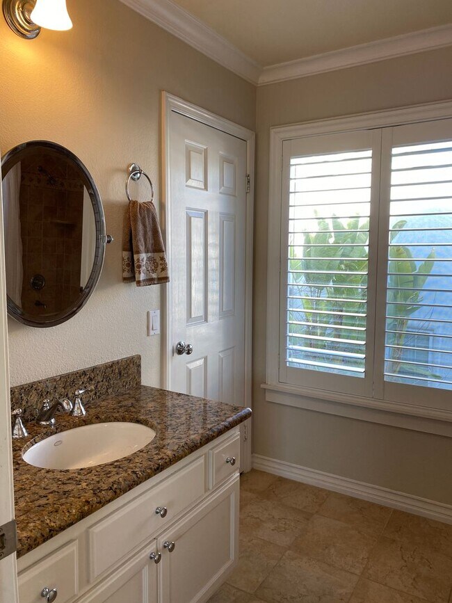 Building Photo - Private Courtyard Entry & Expansive Backyard Oasis