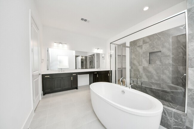 Building Photo - 10235 Forest Lake Dr