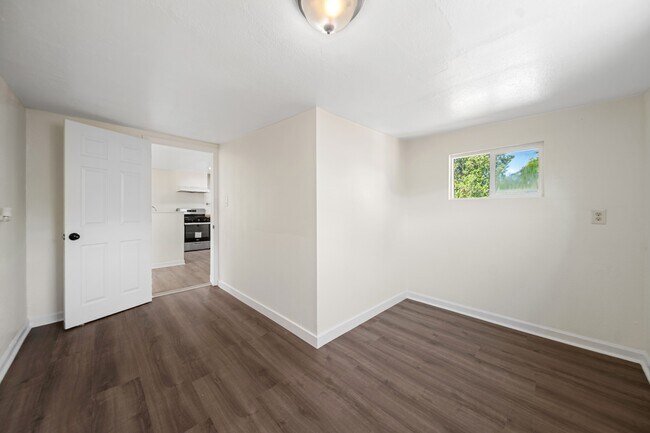 Building Photo - 562 Eastwood Dr