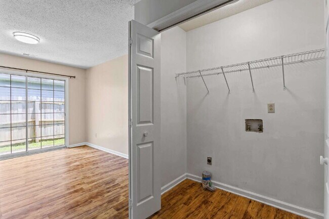 Building Photo - Affordable in the Heart of Jacksonville