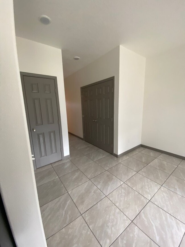 Building Photo - **SPRING SPECIAL- $200 off first months rent**  3 Bedroom Duplex in Veneta