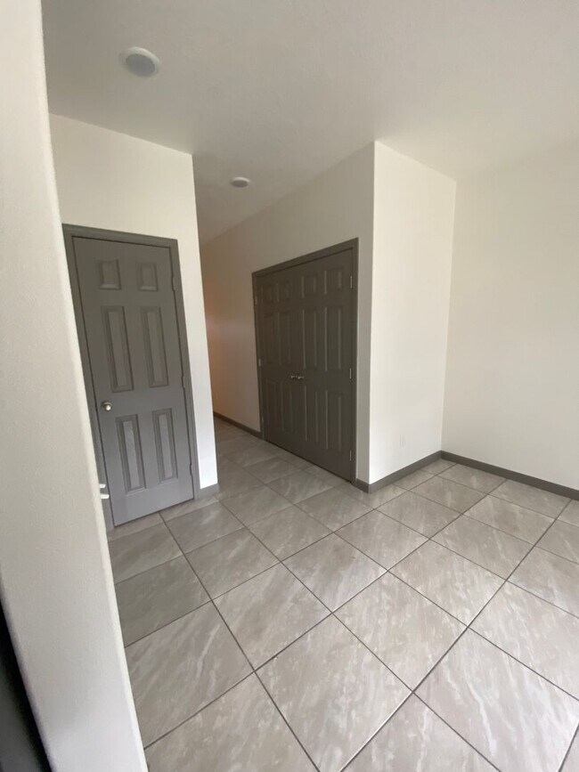 Building Photo - **SPRING SPECIAL- $400 off first months rent**  3 Bedroom Duplex in Veneta