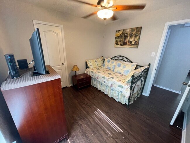 Building Photo - Lovely well maintained 3 bedroom 2 bath