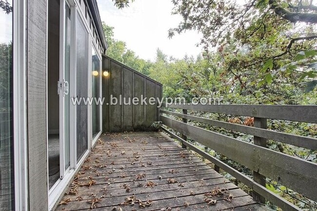Building Photo - 2 Bed, 2 Bath Home - 1 Bed or Office and Bath on Main Floor