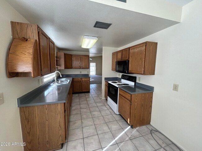 Building Photo - 2120 N Yucca Ct